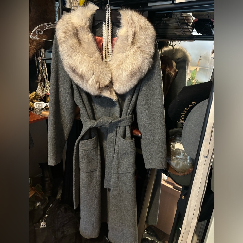 Vintage midbrooke grey soft coat with fox collar!
